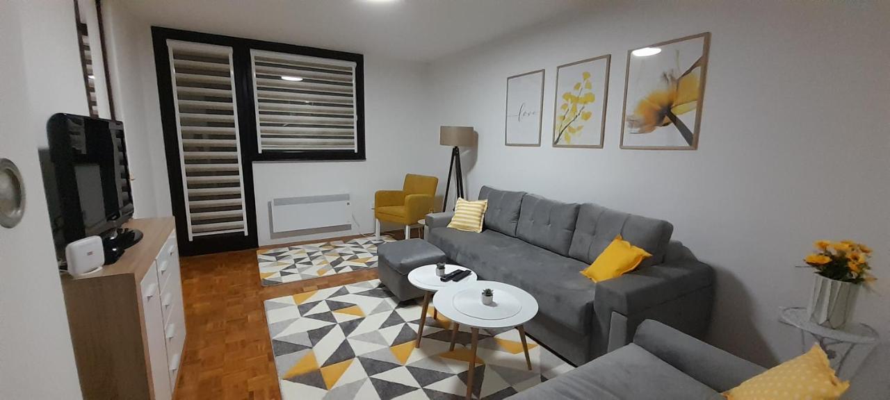 Cozy And Sunny Apartment Near The Airport Sarajevo Exterior foto
