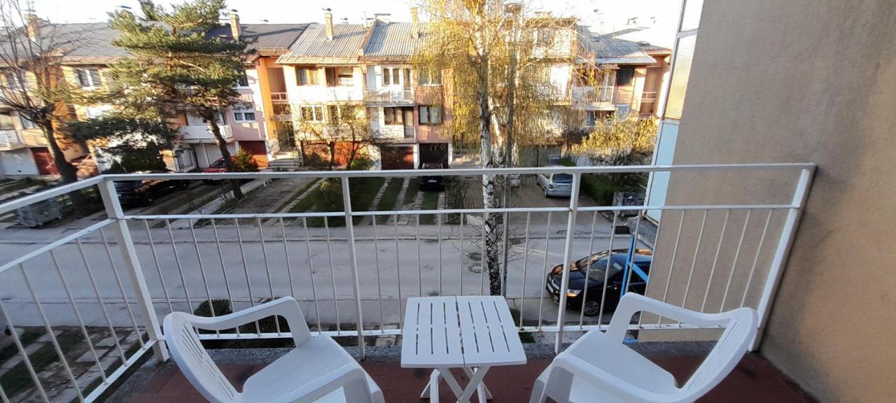 Cozy And Sunny Apartment Near The Airport Sarajevo Exterior foto